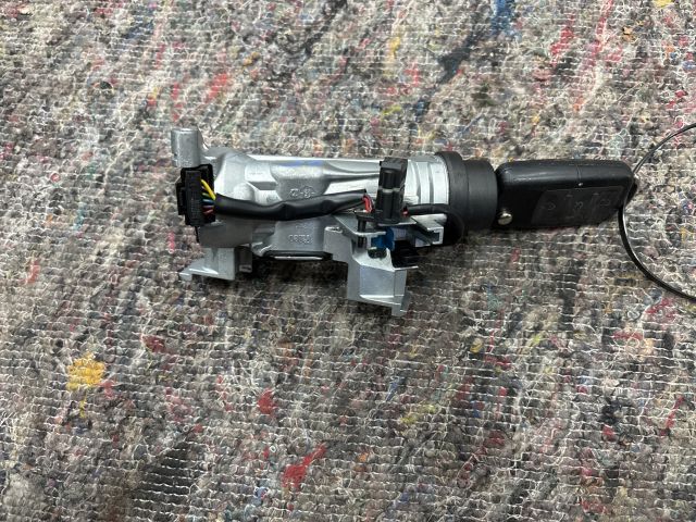 bontott VW GOLF V Gyújtáskapcsoló Házzal