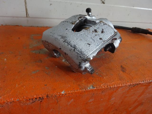 bontott VW GOLF V Jobb első Féknyereg Munkahengerrel