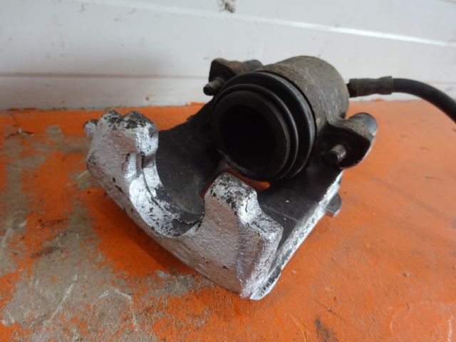 bontott VW GOLF V Jobb első Féknyereg Munkahengerrel