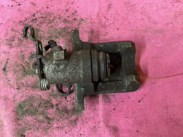 bontott VW GOLF V Jobb hátsó Féknyereg Munkahengerrel