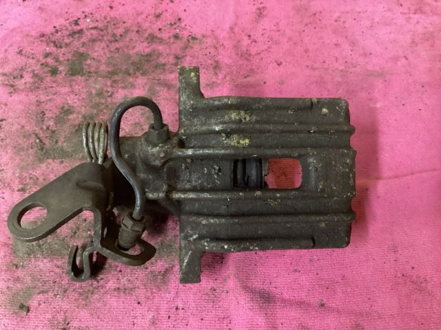 bontott VW GOLF V Jobb hátsó Féknyereg Munkahengerrel