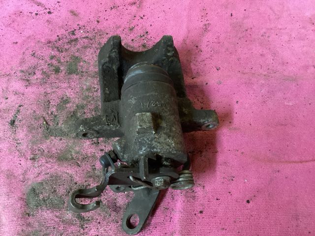 bontott VW GOLF V Jobb hátsó Féknyereg Munkahengerrel