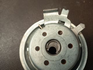 bontott VW GOLF V Szíjfeszítő Görgő