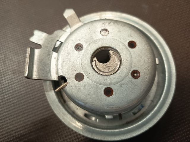 bontott VW GOLF V Szíjfeszítő Görgő