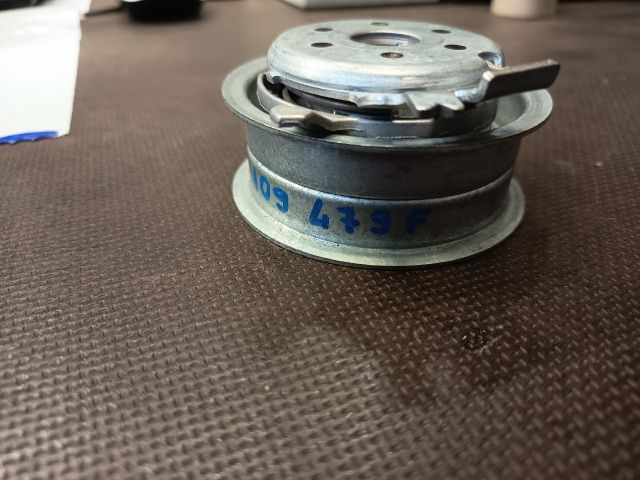 bontott VW GOLF V Szíjfeszítő Görgő