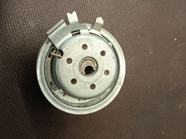 bontott VW GOLF V Szíjfeszítő Görgő