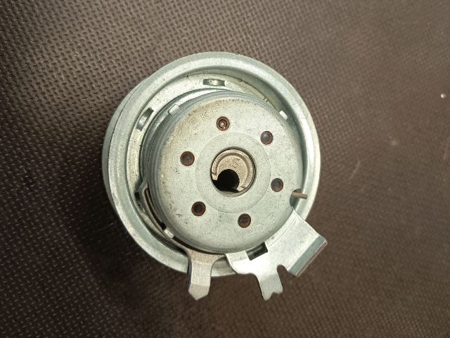 bontott VW GOLF V Szíjfeszítő Görgő