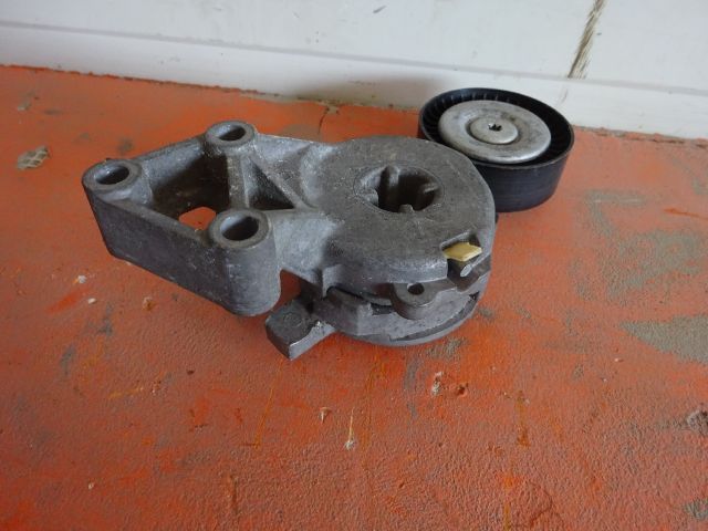 bontott VW GOLF V Szíjfeszítő Görgő