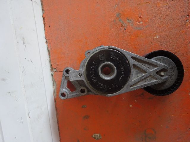 bontott VW GOLF V Szíjfeszítő Görgő