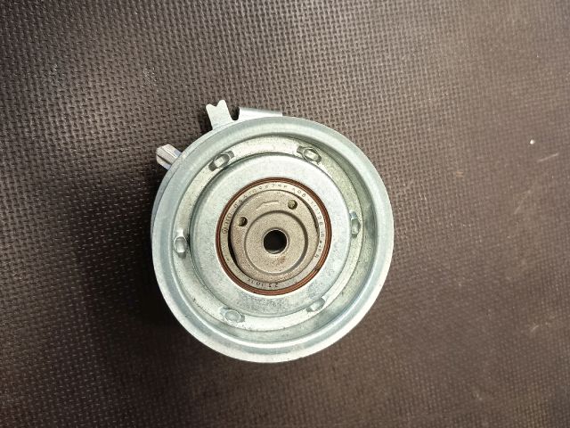 bontott VW GOLF V Szíjfeszítő Görgő