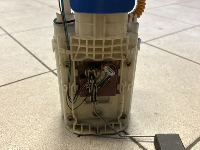 bontott VW GOLF V Üzemanyag Szivattyú