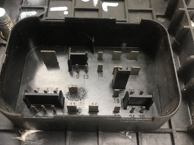 bontott VW GOLF V Biztosítéktábla Motortér