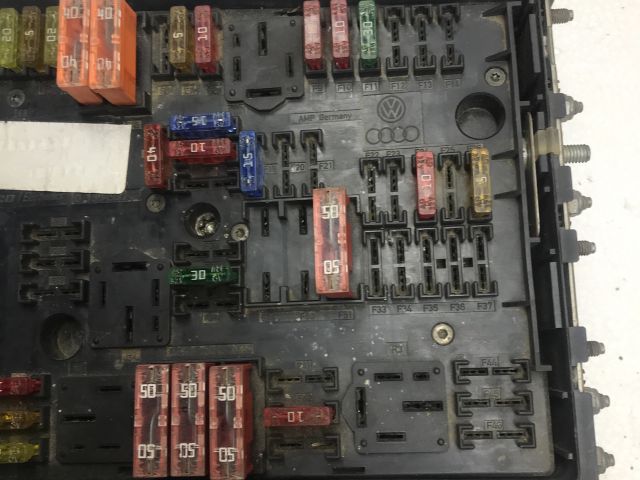 bontott VW GOLF V Biztosítéktábla Motortér