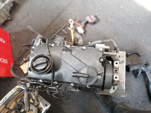 bontott VW GOLF V Motor (Fűzött blokk hengerfejjel)