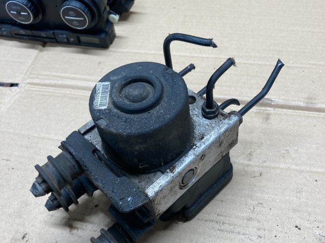 bontott VW GOLF V ABS Kocka