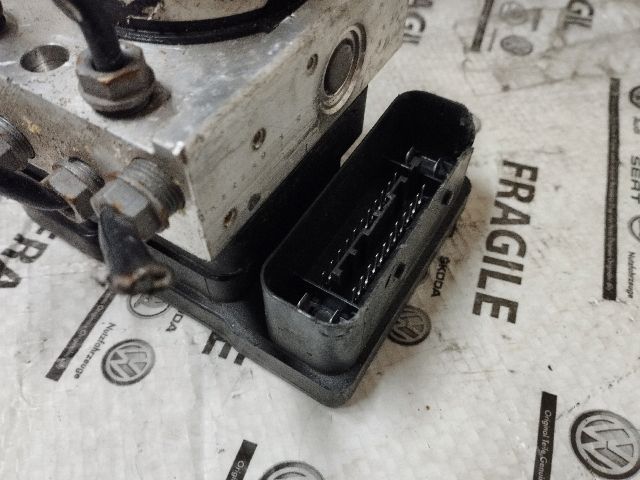 bontott VW GOLF V ABS Kocka