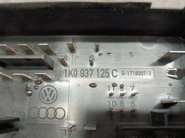 bontott VW GOLF V Biztosítéktábla Motortér