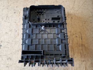 bontott VW GOLF V Biztosítéktábla Motortér