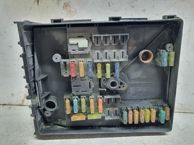 bontott VW GOLF V Biztosítéktábla Motortér