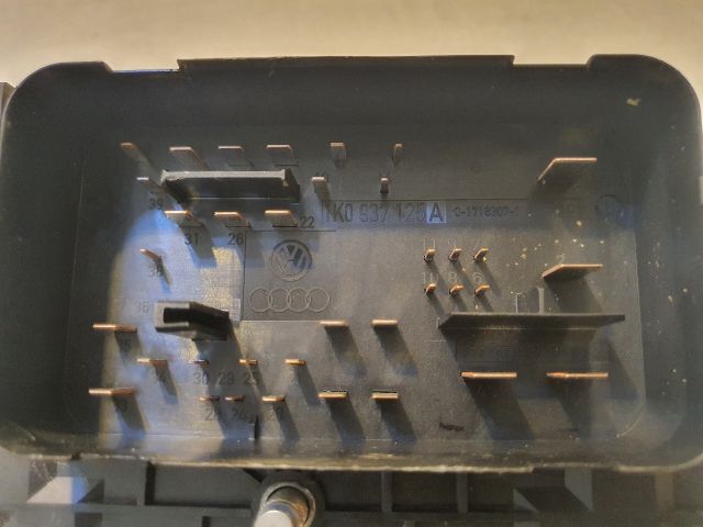bontott VW GOLF V Biztosítéktábla Motortér