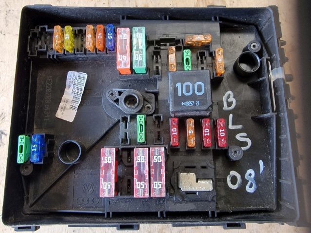 bontott VW GOLF V Biztosítéktábla Motortér