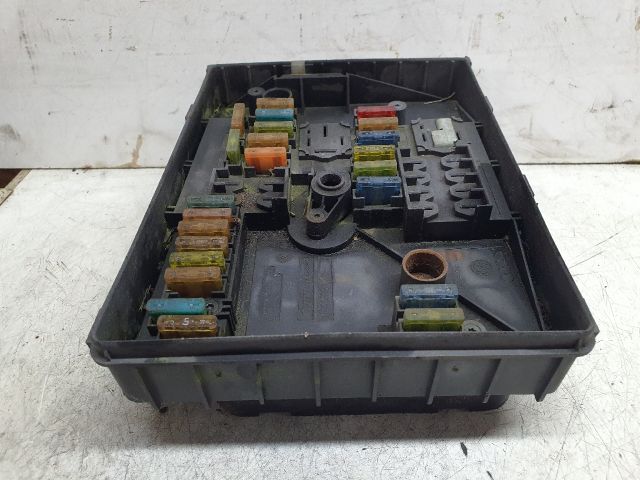 bontott VW GOLF V Biztosítéktábla Motortér