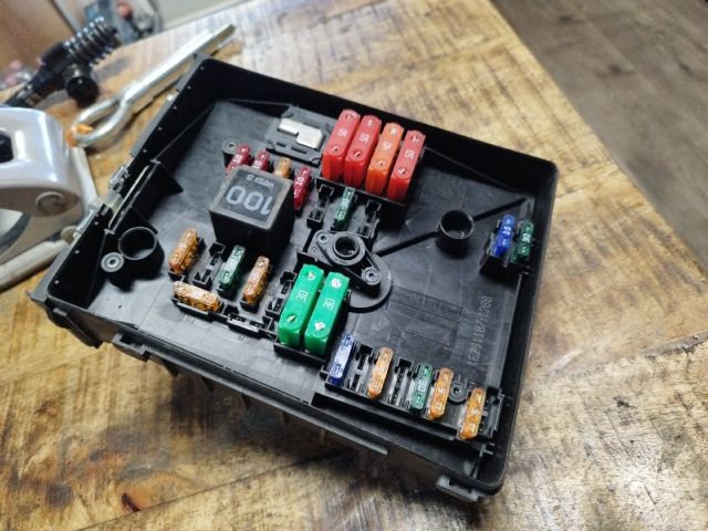 bontott VW GOLF V Biztosítéktábla Motortér