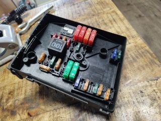 bontott VW GOLF V Biztosítéktábla Motortér