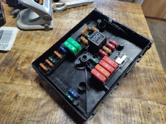 bontott VW GOLF V Biztosítéktábla Motortér