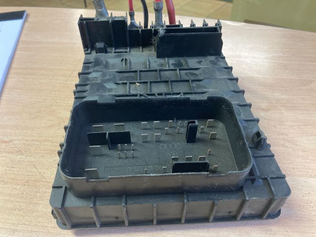 bontott VW GOLF V Biztosítéktábla Motortér