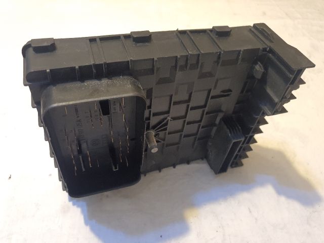 bontott VW GOLF V Biztosítéktábla Motortér