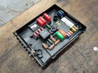 bontott VW GOLF V Biztosítéktábla Motortér