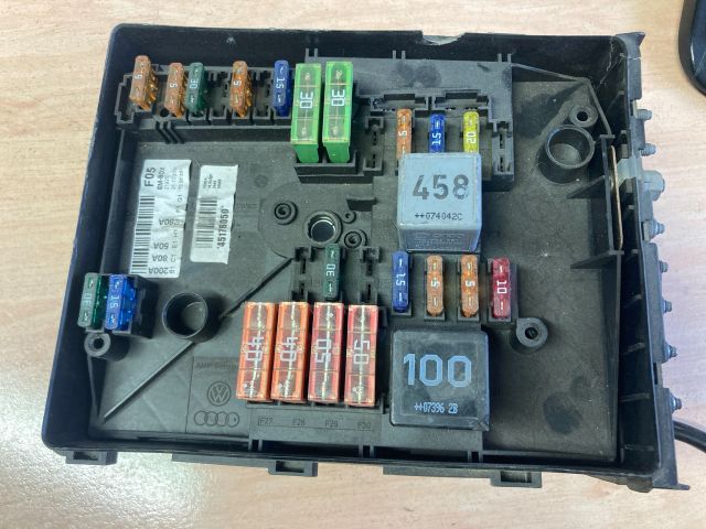 bontott VW GOLF V Biztosítéktábla Motortér