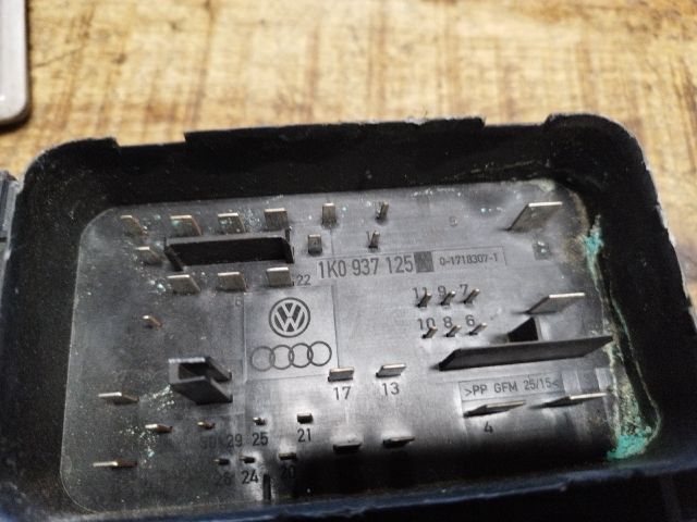 bontott VW GOLF V Biztosítéktábla Motortér