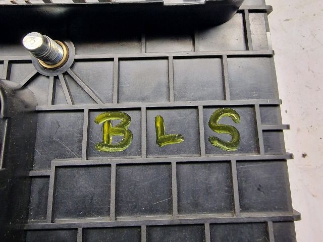 bontott VW GOLF V Biztosítéktábla Motortér