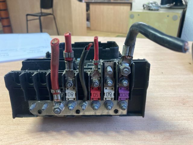 bontott VW GOLF V Biztosítéktábla Motortér