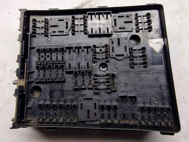bontott VW GOLF V Biztosítéktábla Motortér