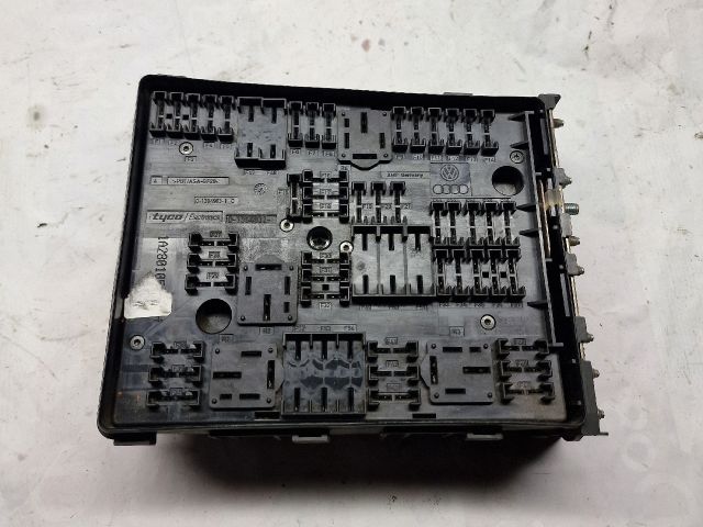 bontott VW GOLF V Biztosítéktábla Motortér