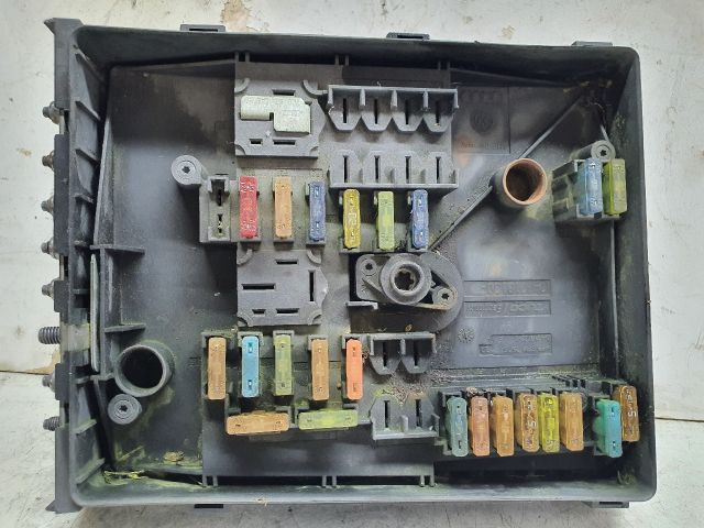 bontott VW GOLF V Biztosítéktábla Motortér