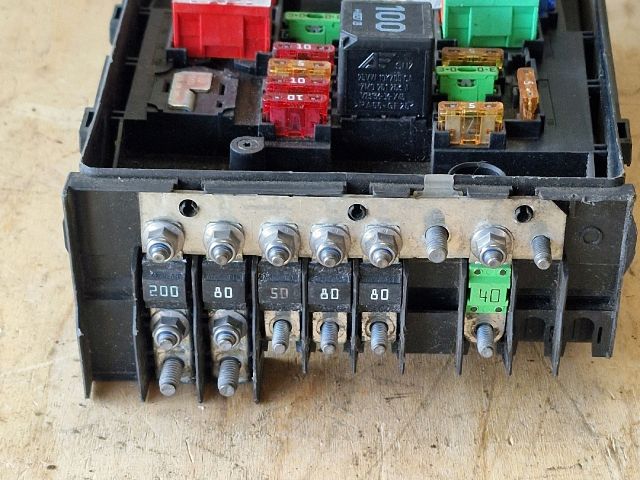 bontott VW GOLF V Biztosítéktábla Motortér