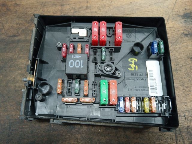 bontott VW GOLF V Biztosítéktábla Motortér