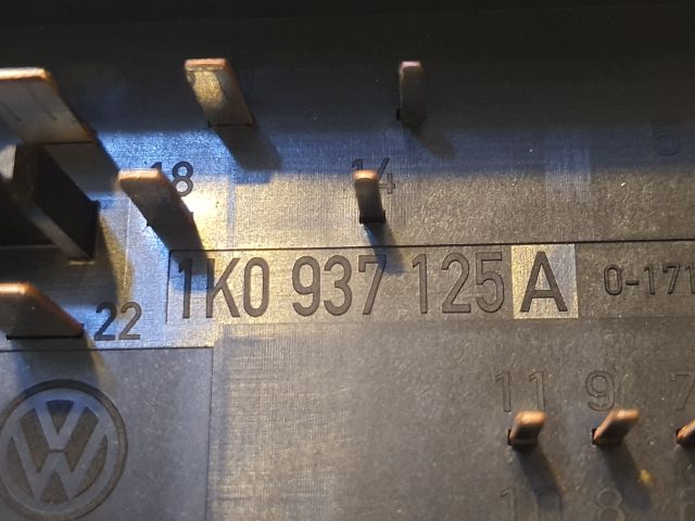 bontott VW GOLF V Biztosítéktábla Motortér