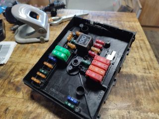 bontott VW GOLF V Biztosítéktábla Motortér