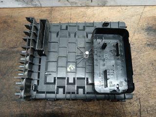 bontott VW GOLF V Biztosítéktábla Motortér