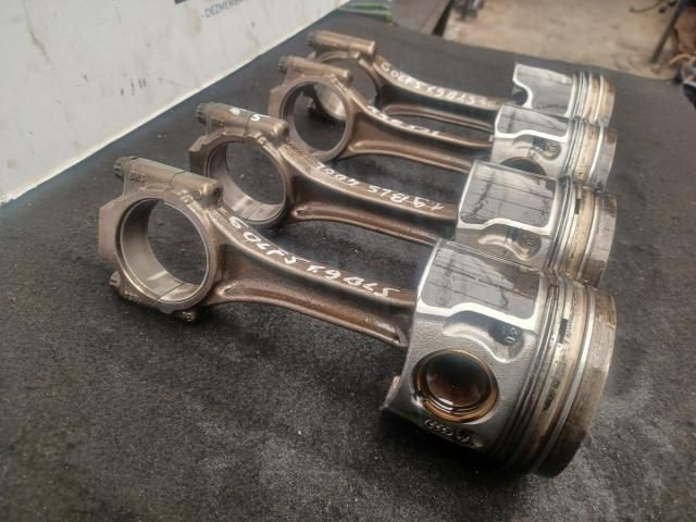 bontott VW GOLF V Dugattyú