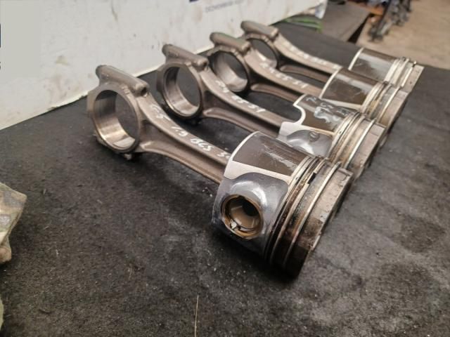 bontott VW GOLF V Dugattyú