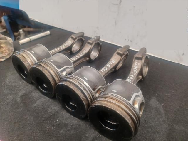 bontott VW GOLF V Dugattyú