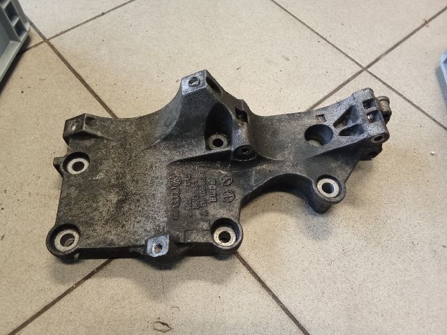 bontott VW GOLF V Generátor Tartó Bak