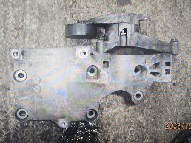 bontott VW GOLF V Generátor Tartó Bak