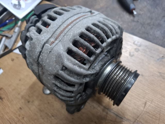 bontott VW GOLF V Generátor